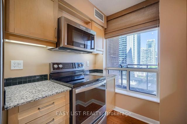 910 - 33 Sheppard Ave, Condo with 2 bedrooms, 2 bathrooms and 1 parking in Toronto ON | Image 6