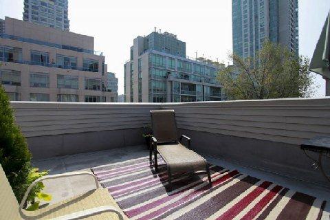 th 6 - 6 Wellesley Pl, House attached with 2 bedrooms, 3 bathrooms and 1 parking in Toronto ON | Image 9