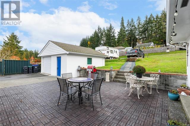 340 Crescent Rd W, House detached with 4 bedrooms, 2 bathrooms and 5 parking in Qualicum Beach BC | Image 39