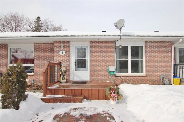 5 Wright Street, Townhouse with 2 bedrooms, 2 bathrooms and 2 parking in Carleton Place ON | Image 2