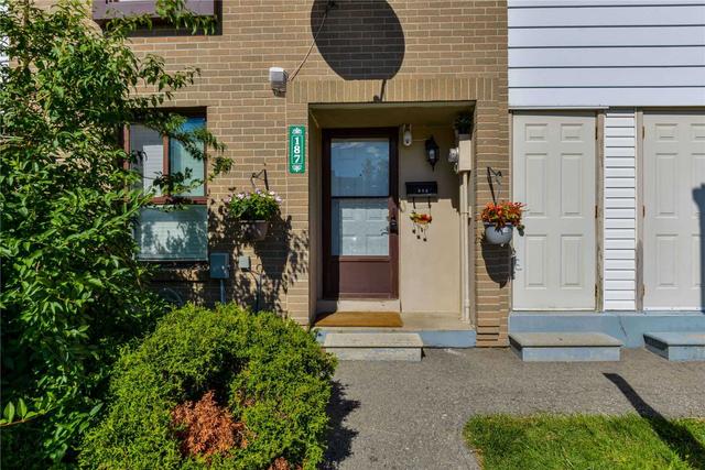 187 Fleetwood Cres, Townhouse with 3 bedrooms, 2 bathrooms and 1 parking in Brampton ON | Image 1