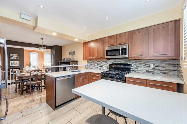 960 Warwick Crt, Townhouse with 3 bedrooms, 2 bathrooms and 2 parking in Burlington ON | Image 4
