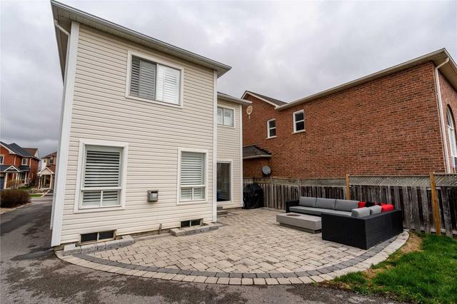 60 Aster Cres, House detached with 4 bedrooms, 3 bathrooms and 7 parking in Whitby ON | Image 32
