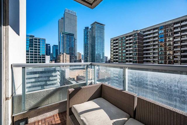 1106 - 35 Balmuto St, Condo with 2 bedrooms, 2 bathrooms and 1 parking in Toronto ON | Image 13