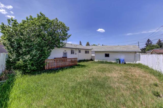 207 Penbrooke Close Se, House detached with 5 bedrooms, 2 bathrooms and 2 parking in Calgary AB | Image 32