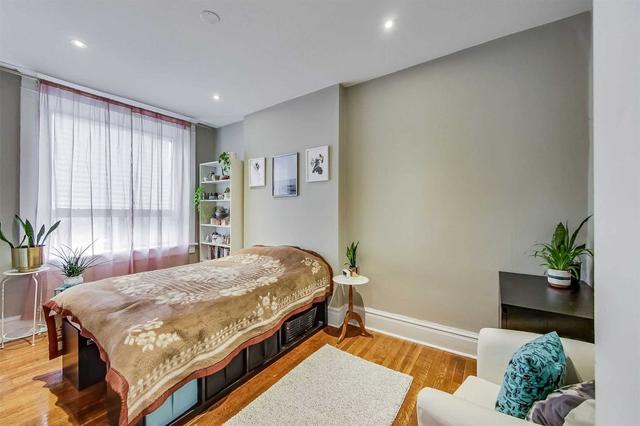 213 Roncesvalles Ave, House attached with 6 bedrooms, 3 bathrooms and 0 parking in Toronto ON | Image 3