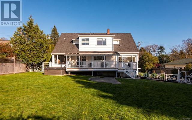 3084 Cadboro Bay Rd, House detached with 5 bedrooms, 3 bathrooms and 2 parking in Oak Bay BC | Image 40