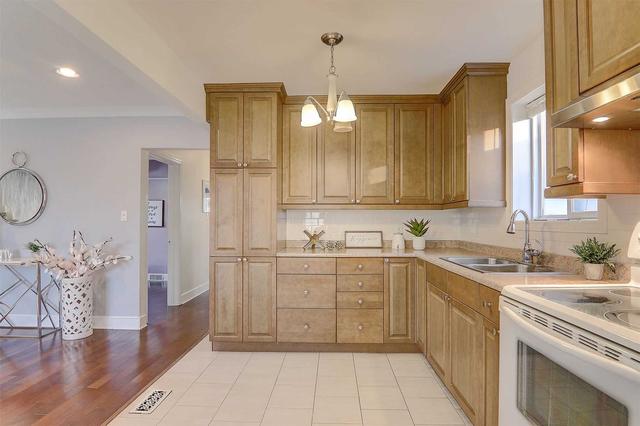 4 Westchester Rd, House detached with 3 bedrooms, 2 bathrooms and 3 parking in Toronto ON | Image 3