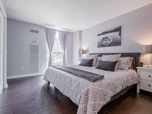 210 - 260 Scarlett Rd, Condo with 3 bedrooms, 2 bathrooms and 1 parking in Toronto ON | Image 16