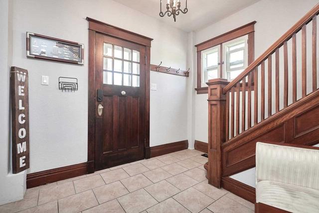 24 Penetang St, House detached with 3 bedrooms, 2 bathrooms and 4 parking in Barrie ON | Image 2