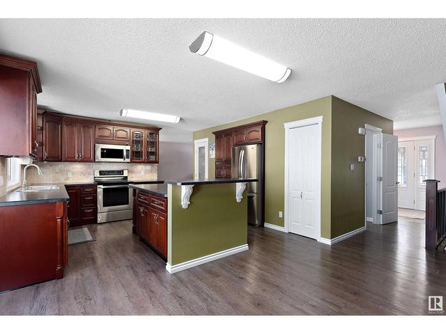 4110 48a St, House detached with 4 bedrooms, 2 bathrooms and null parking in Vegreville AB | Card Image