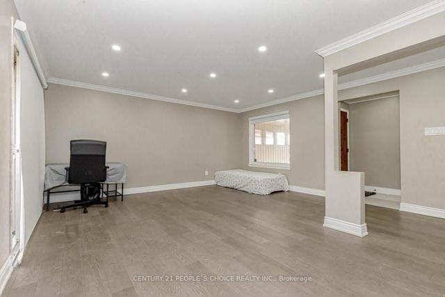 88 Centre St S, House detached with 3 bedrooms, 4 bathrooms and 5 parking in Brampton ON | Image 2