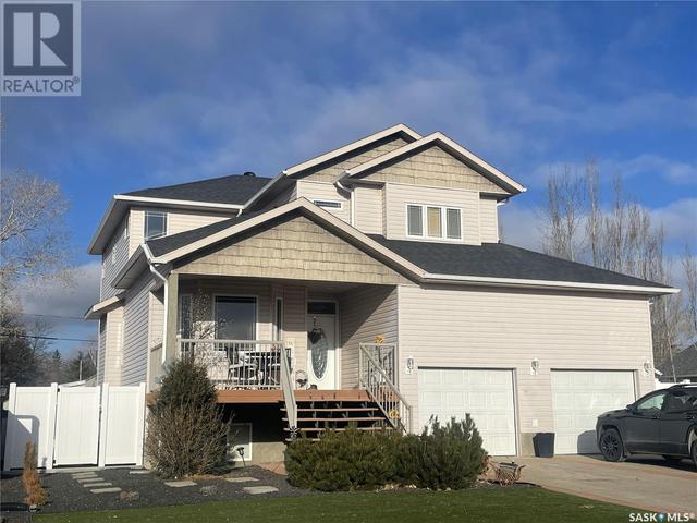 205 Lonsdale Street, House detached with 7 bedrooms, 5 bathrooms and null parking in Maple Creek SK | Image 1