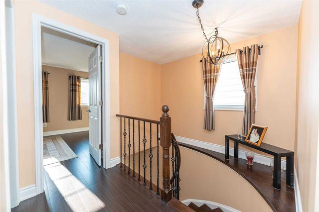 5 Evangeline Crt, House detached with 3 bedrooms, 3 bathrooms and 4 parking in Toronto ON | Image 11