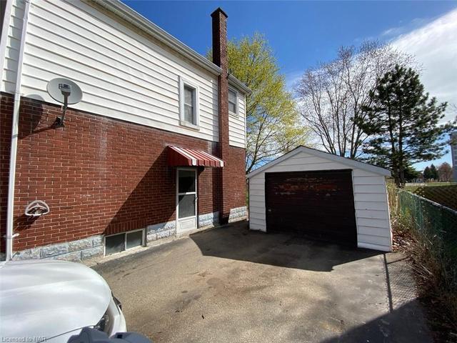 5652 Lowell Avenue, House detached with 3 bedrooms, 1 bathrooms and 6 parking in Niagara Falls ON | Image 2