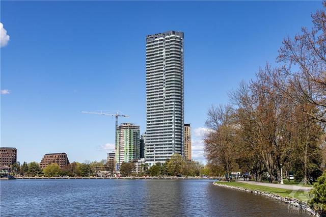 2002 - 805 Carling Avenue, Condo with 2 bedrooms, 1 bathrooms and 1 parking in Ottawa ON | Image 1