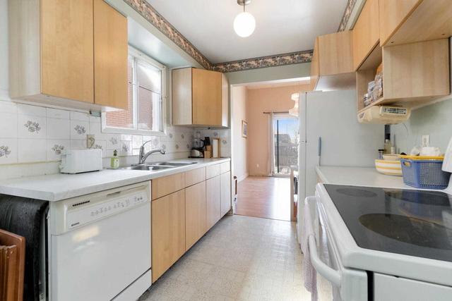 200 Carolbreen Sq, House semidetached with 3 bedrooms, 3 bathrooms and 2 parking in Toronto ON | Image 3