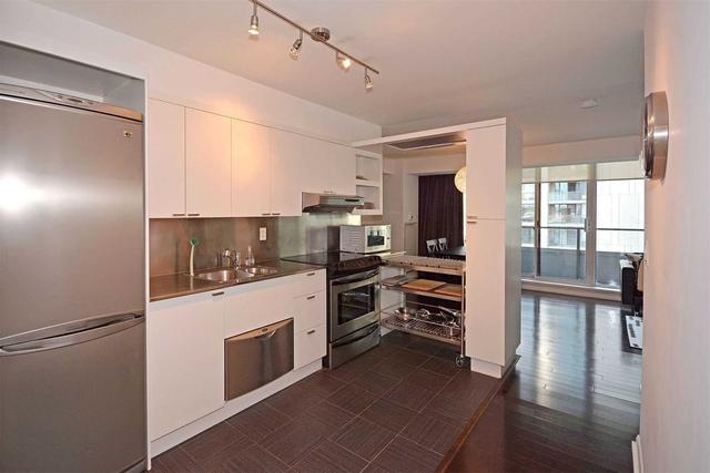 733 - 111 Elizabeth St, Condo with 2 bedrooms, 2 bathrooms and 1 parking in Toronto ON | Image 2