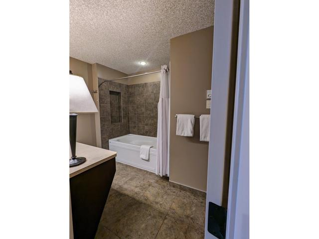 521 - 500 Bighorn Boulevard, Condo with 3 bedrooms, 2 bathrooms and null parking in Radium Hot Springs BC | Image 4