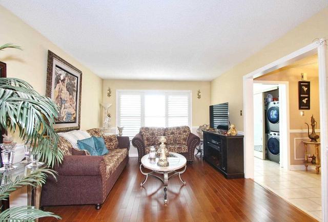 84 Sungold Crt, House detached with 4 bedrooms, 5 bathrooms and 8 parking in Vaughan ON | Image 5