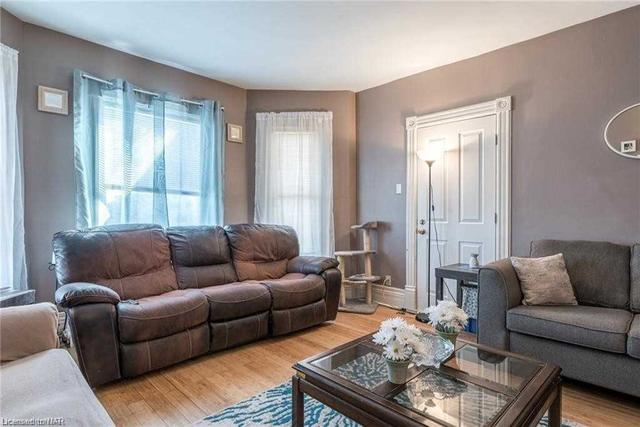 11 Carlton St, House detached with 3 bedrooms, 2 bathrooms and 2 parking in St. Catharines ON | Image 7