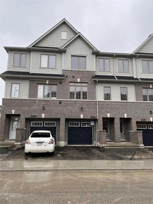 2561 Barbarolli Path N, Townhouse with 5 bedrooms, 3 bathrooms and 2 parking in Oshawa ON | Image 1