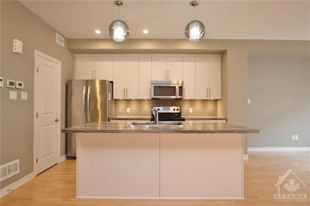 119 Chaperal Private, Townhouse with 2 bedrooms, 3 bathrooms and 2 parking in Ottawa ON | Image 7