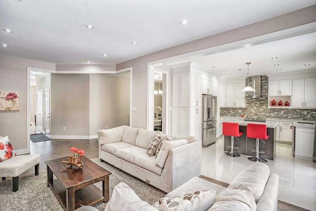 144 Algoma Dr, House detached with 4 bedrooms, 5 bathrooms and 6 parking in Vaughan ON | Image 2