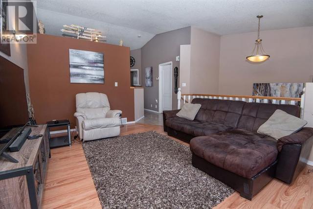 15 Kenny Close, House attached with 3 bedrooms, 2 bathrooms and 1 parking in Red Deer AB | Image 4