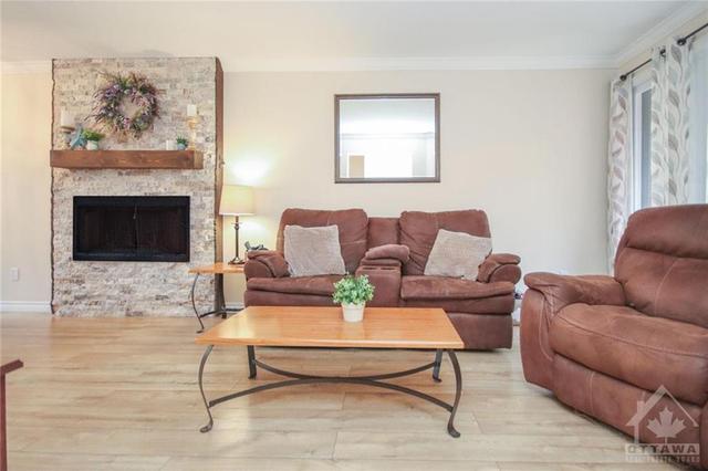 41 Grenadier Way, Townhouse with 3 bedrooms, 3 bathrooms and 4 parking in Ottawa ON | Image 5