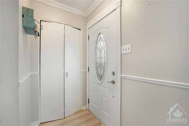 257 Mcelroy Drive, Home with 2 bedrooms, 2 bathrooms and 3 parking in Ottawa ON | Image 2
