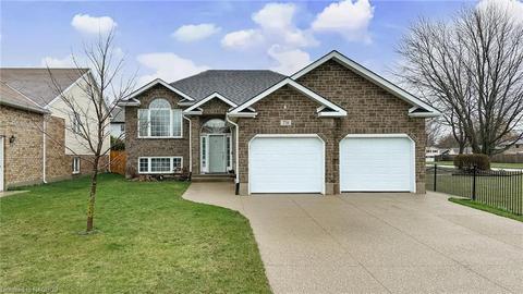 731 Reynolds Drive, House detached with 4 bedrooms, 2 bathrooms and 4 parking in Kincardine ON | Card Image