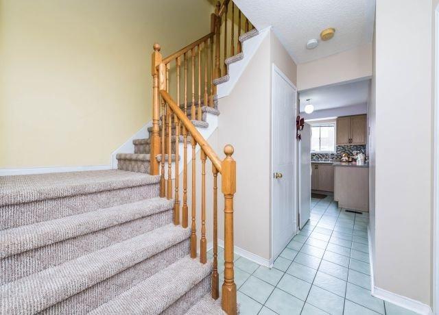 34 Brisbane Crt, Townhouse with 3 bedrooms, 3 bathrooms and 1 parking in Brampton ON | Image 3