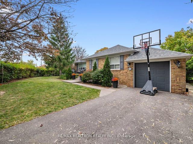 61 Collinson Blvd, House detached with 3 bedrooms, 2 bathrooms and 5 parking in Toronto ON | Image 12