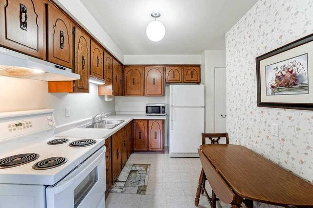 27 Huntsville St, Townhouse with 3 bedrooms, 2 bathrooms and 3 parking in Hamilton ON | Image 2