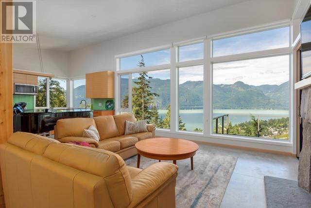 1135 Copper Drive, House detached with 3 bedrooms, 3 bathrooms and 6 parking in Squamish Lillooet D BC | Image 10