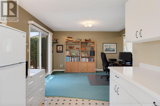 1292 Layritz Pl, House detached with 4 bedrooms, 4 bathrooms and 2 parking in Saanich BC | Image 29