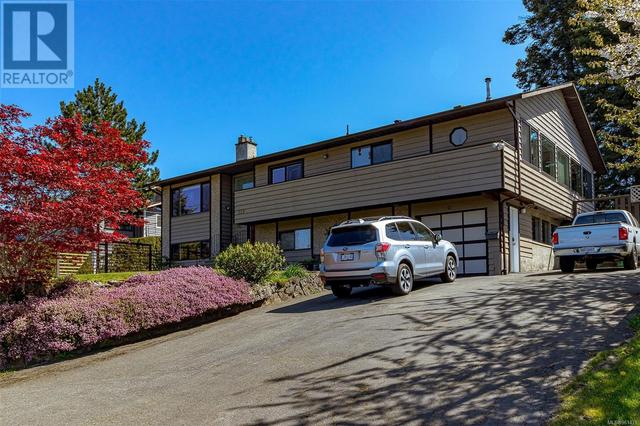 559 Kenneth St, House detached with 4 bedrooms, 3 bathrooms and 4 parking in Saanich BC | Image 2