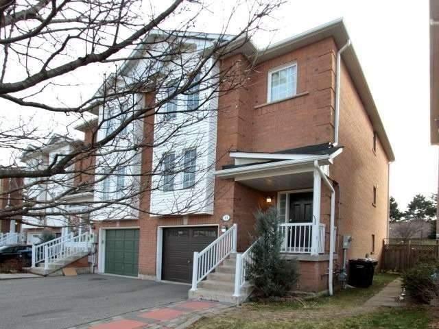 41 Wilmont Crt, House attached with 3 bedrooms, 3 bathrooms and 1 parking in Brampton ON | Image 2