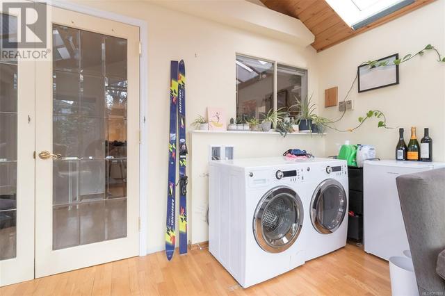 Laundry in Sun Room | Image 20