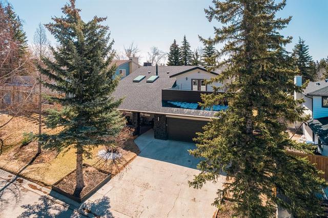 247 Pump Hill Crescent Sw, House detached with 6 bedrooms, 3 bathrooms and 4 parking in Calgary AB | Image 3