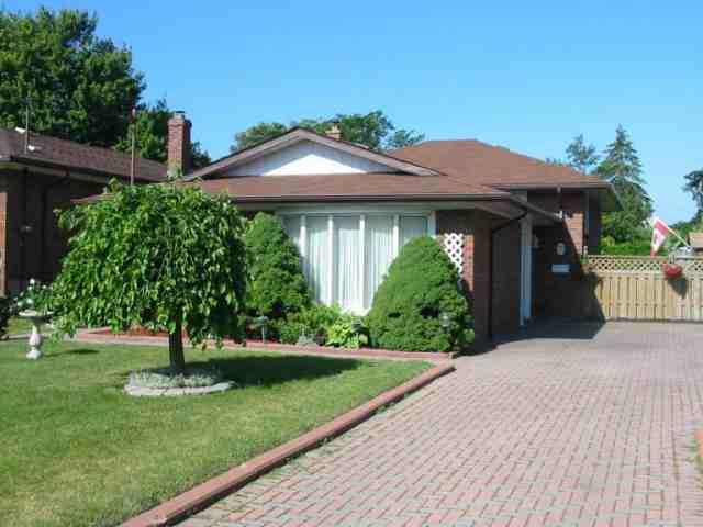 79 Cavehill Cres, House detached with 3 bedrooms, 2 bathrooms and 4 parking in Toronto ON | Image 1