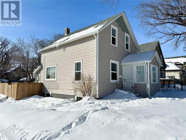 201 27th Street W, House detached with 5 bedrooms, 2 bathrooms and null parking in Saskatoon SK | Image 2