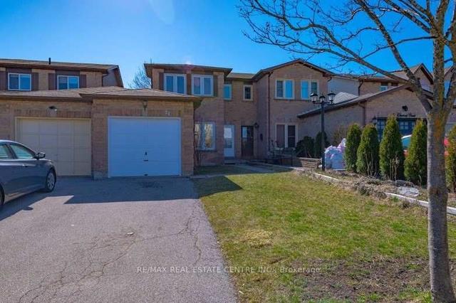 24 Elmstead Crt, House semidetached with 3 bedrooms, 3 bathrooms and 3 parking in Brampton ON | Image 1