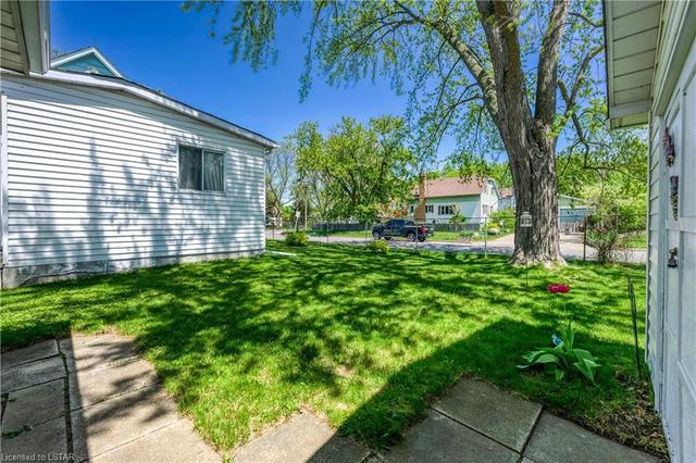 779 Devine Street, House detached with 3 bedrooms, 2 bathrooms and null parking in Sarnia ON | Image 2