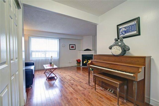 9 - 42 Stonehill Crt, Townhouse with 3 bedrooms, 3 bathrooms and 2 parking in Toronto ON | Image 7