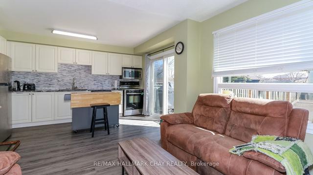 26 Wallace Dr, House attached with 3 bedrooms, 4 bathrooms and 5 parking in Barrie ON | Image 15