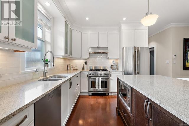 4 - 1770 Rockland Ave, House attached with 3 bedrooms, 4 bathrooms and 5 parking in Victoria BC | Image 15