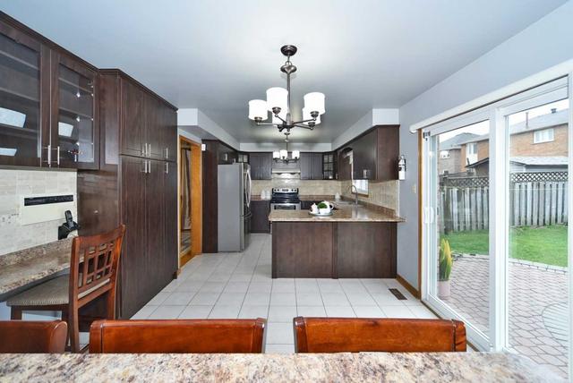 26 Cinrickbar Dr, House detached with 4 bedrooms, 4 bathrooms and 6 parking in Toronto ON | Image 3