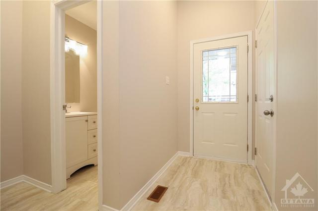 528 Woodchase Street, Townhouse with 3 bedrooms, 3 bathrooms and 3 parking in Ottawa ON | Image 2